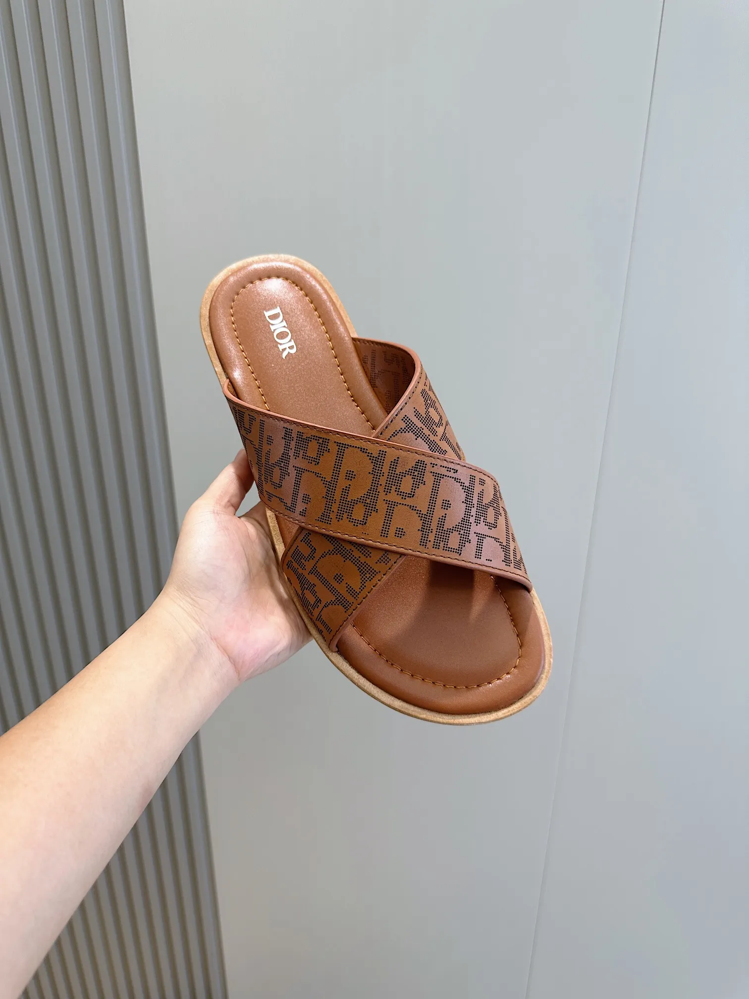 P320 Dior Alias ​​Men's Genuine Leather Slippers This Alias ​​sandal is new for summer, showing casual and elegant style. Carefully crafted from grained cow leather and Oblique printed fabric, with cowhide lining! Cross strap design. The imported cowhide leather and rubber sole adds sophistication and comfort, while Oblique print-effect anti-slip panels add style. Size: 39-44 (customized at 38.45)